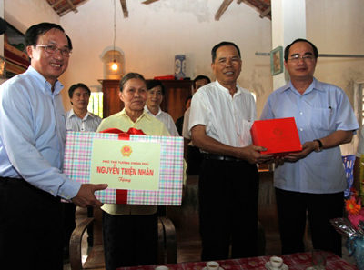 Deputy Prime Minister Nguyen Thien Nhan visits martyr families and war invalids  - ảnh 1